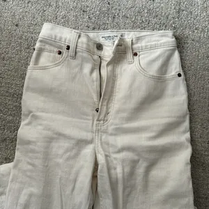 Abercrombie Curve Love Ultra High Rise 90s Straight Jean 25 short thumbnail 7