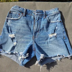Abercrombie High Rise 4" Short Jean Shorts 2/26 Distressed Denim Cut Off thumbnail 1