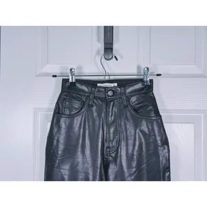 Abercrombie Curve Love Faux Leather Ankle Straight Pants Size 23 (000) Black thumbnail 5