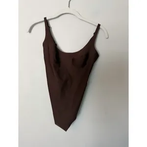 SKIMS BODY SCOOP LOW BACK THONG BODYSUIT Coco Brown XS NWT $88 thumbnail 2