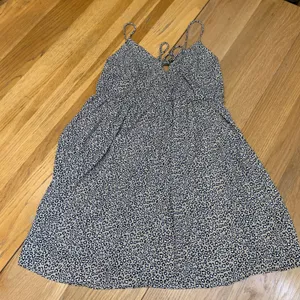 Altar'd State Leopard Print Mini‎ Dress XS Tan Black Ruffle Tie Back D81598-05A thumbnail 4