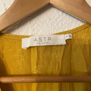 Astr Tie-Front Maxi Dress flutter sleeves Bright Yellow floral Size Small thumbnail 5