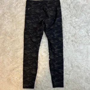 Fabletics Camo Leggings Black Grey Activewear Workout Athleisure Size M thumbnail 6