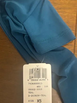 Windsor This dress is in great condition and is ready to make your next event unforgettable. Pair it with heels and statement jewelry for a glamorous look. thumbnail 5