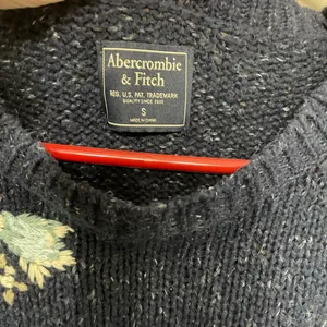 Abercrombie and Fitch Floral Embroidered Heather Navy‎ Sweater Size Small thumbnail 3