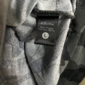 Kensie Women Camo Long Sleeve Top Grey Black Burgundy Trim Size L thumbnail 5