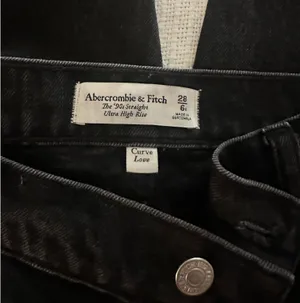 Abercrombie High-Rise Jeans 90s Straight Curve Love thumbnail 2
