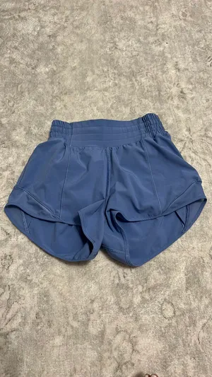 Lululemon Shorts hotty hot 2.5 high rise  thumbnail 2