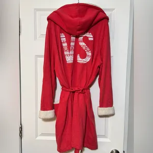 NWOT Victoria's Secret The Cozy Hooded Sherpa Monogrammed Plush Robe Shower M/L thumbnail 3