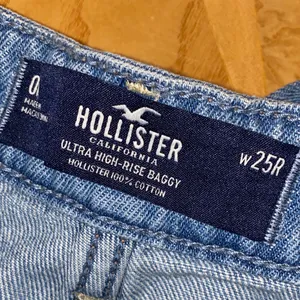 NWT!! Hollister Ultra High Rise Baggy Jeans Size 25R / 0R thumbnail 8