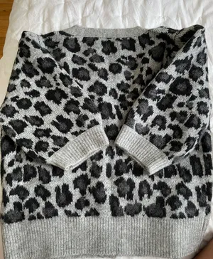 Abercrombie and Fitch Short Sleeve Cropped Cardigan thumbnail 2
