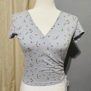 Hollister Light Blue Floral Baby Tee Small Wrap Side‎ Tie V-Neck Short Sleeve thumbnail 1