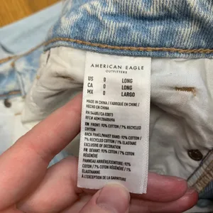 American Eagle Mom Jean Strigid Light‎ Wash Distressed Ripped Denim Size 0 Long thumbnail 8