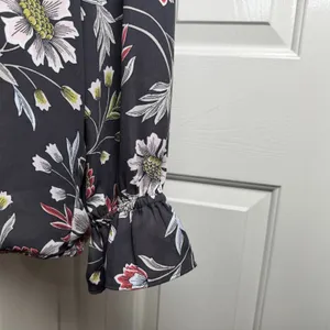 LOFT Women Blouse Sz M Charcoal Floral VNeck Long Sleeve Button Down Ruffle Cuff thumbnail 4