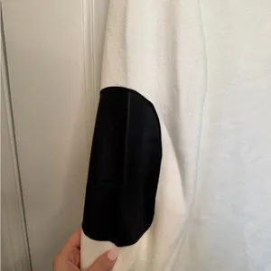 Drew Tyra V-Neck Sweater Faux‎ Leather Elbow Patches Pullover NWT Size Medium thumbnail 2