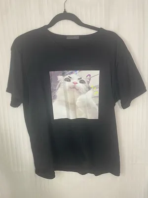 Black Cat Graphic Tee with Playful Kitten Print Size L thumbnail 1