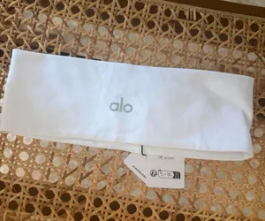 ALO Yoga Soft white Headband brand new thumbnail 1