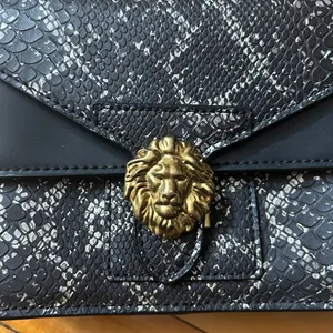 Classic Kitschy Faux Snake-Print Adjustable Black Crossbody Bag Lion Emblem NWT thumbnail 11