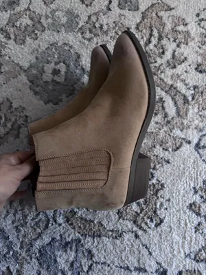 Universal Threads Women's Alena Western Memory Foam Boots - Tan Size 8.5. NWT. Has some minor scuffs from storage that can be easily cleaned. No damage. thumbnail 5