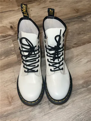 Dr Martens 1460 White Smooth Leather 8 Eye AirWair Combat Boots Woman size 8 thumbnail 2
