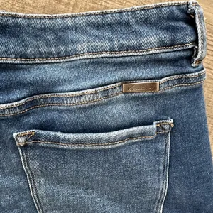 Kancan Women’s size 15/31 buttonfly Raw Hem Denim Jeans thumbnail 4