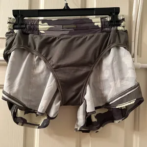 Lululemon Hotty Hot Shorts 4” Low Rise Size 6 Heritage 365 Camo Crispin Green thumbnail 3