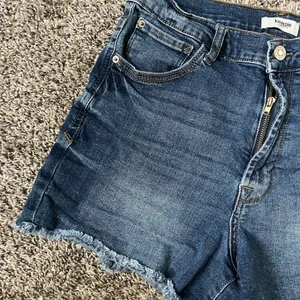 Kensie dark wash denim jean shorts thumbnail 2