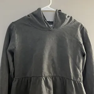 NWOT Women’s Maurices Gray Hooded Sweatshirt Size S thumbnail 2