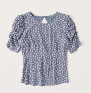 Abercrombie blue floral ruched short sleeve open back smocked blouse, size medium thumbnail 1