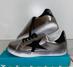 NIB Anna Gray/Black Star Cutout Sneakers 8 thumbnail 3