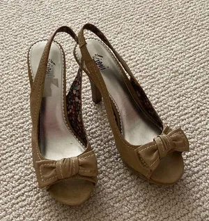 Fioni Nude High Heel Bow Front Platinum 4” Heels Vegan Leather Size 8.5 Like New thumbnail 1