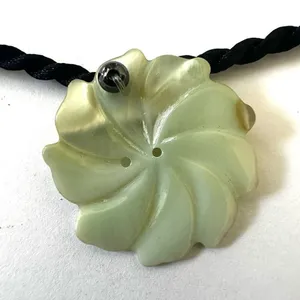 Green flower shell choker necklace thumbnail 4
