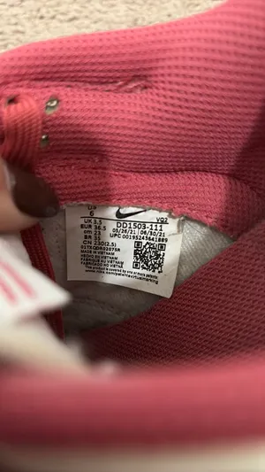 Hot pink Nike Dunks  thumbnail 2