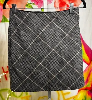 H59. Abercrombie & Fitch black + grey plaid skirt Size S # thumbnail 1