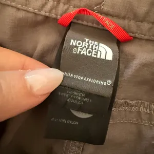 THE NORTH FACE | Dark Gray Convertible Roll up Hiking Pants | Size 8 Short thumbnail 7
