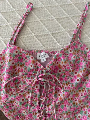 Le lis Pink Floral Lace Up Cropped Cami thumbnail 2