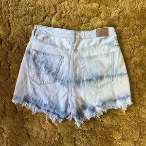 American Eagle Mom Shorts High Rise Bleached Distressed Cut Off Denim Shorts thumbnail 7