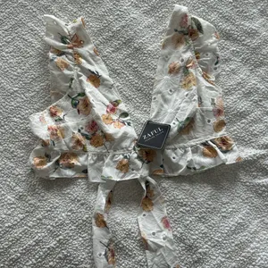 Zaful Crop Top Floral thumbnail 1