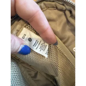 Lululemon Everywhere Belt Bag One Size Beige Fleece Sherpa Crossbody Sling Zip thumbnail 4