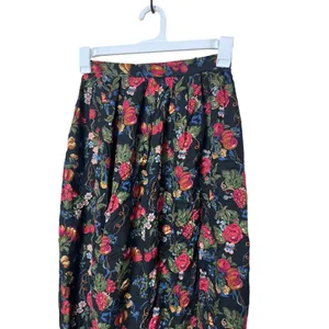 Vintage Susan Bristol Petite Floral Midi Skirt Black‎ Red Roses Grapes Size 8 thumbnail 2