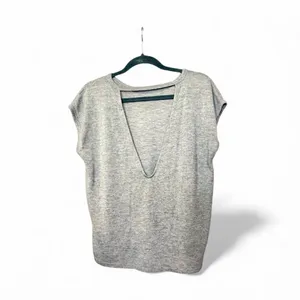 Forever 21 Heather Gray Sleeveless Blouse Sz S Cut Out Back (Or Front) thumbnail 3