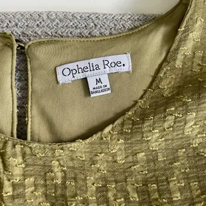Ophelia Roe Olive Green Textured Flowy Blouse Top Size Medium NWT thumbnail 4