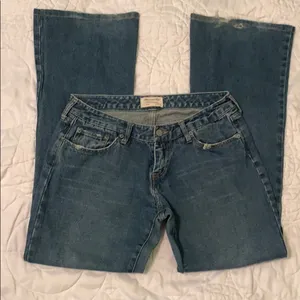 Abercrombie & Fitch GUC flare distressed jeans thumbnail 3
