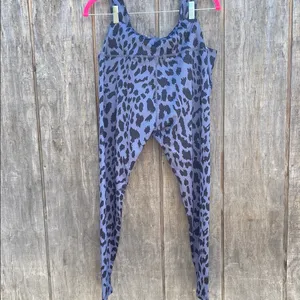 New Woman’s Size Large Black and Gray Leopard Print Leggings and Sports Bra Set thumbnail 7