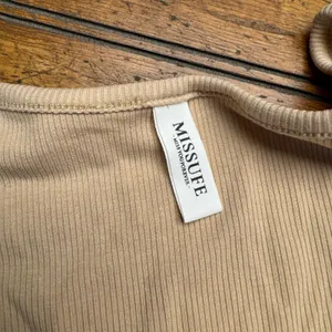 MISSUFE Ribbed Square‎ Neck Puff Sleeve Bodysuit Tan S thumbnail 3