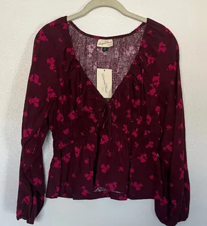 Universal Threads NWT Burgundy Blouse with Pink Floral Pattern Crop Sz M thumbnail 1