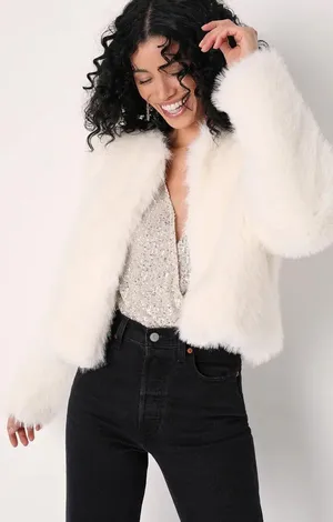 VICI NWT Hot List Faux Fur Jacket - Ivory. Size Small thumbnail 2