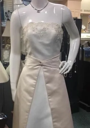 Size 6 Davids Bridal A-line Wedding Gown thumbnail 1
