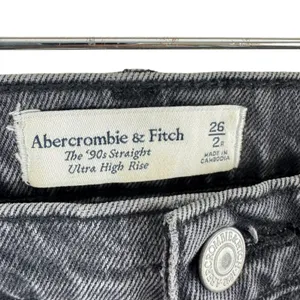 Abercrombie Fitch 90s‎ Straight Ultra High Rise Gray Wash Denim Jeans Size 2R 26 thumbnail 5