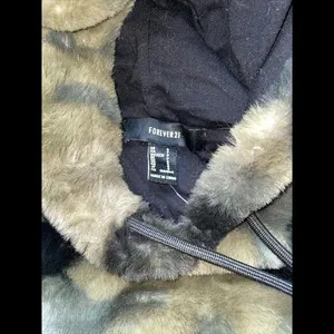 Forever 21 green faux fur camo crop hooded sweater small‎ thumbnail 3